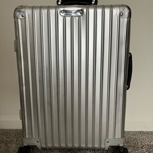 RIMOWA Classic Flight Cabin luggage piece